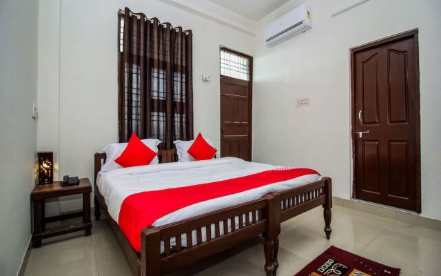 OYO 18272 Hotel Lambodar