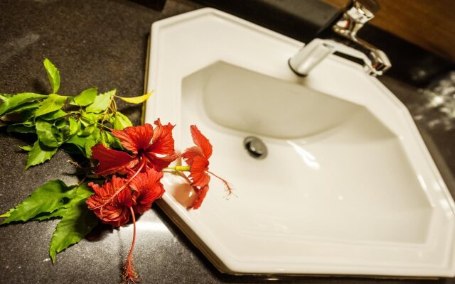 Red Hibiscus Hotel