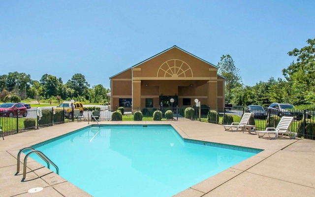 Econo Lodge Inn & Suites