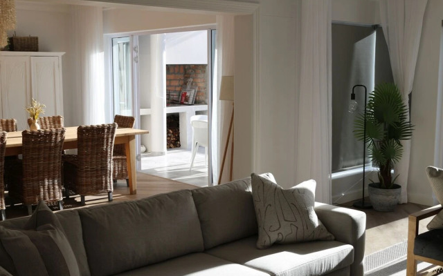 Camps Bay Holiday Home - Walk to the Beach