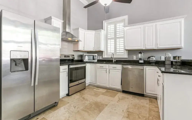 Modern 3BR Condo With Pool