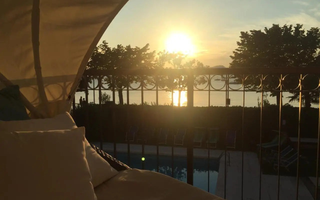 Front Lake Studio with Loft Bed and Pool