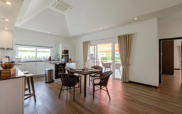 Modern 4 BR Pool & Tropical Garden MS-30