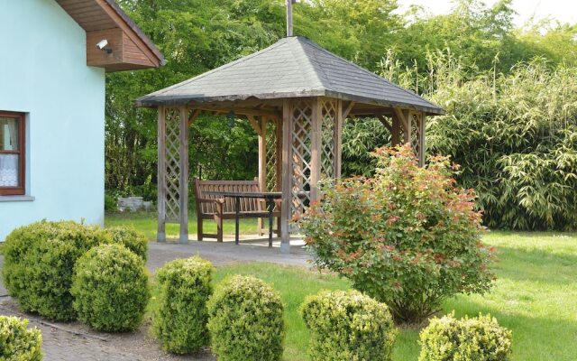 Quaint Chalet in Hannut with a Pond