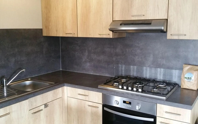 Pondside Stay w/ Kitchen