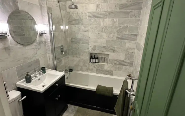 Cosy West Kensington Apartment - 3 Min to Tube