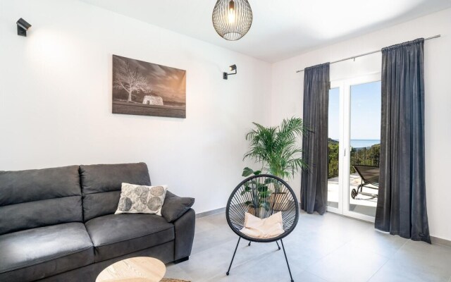 Beautiful Home in Molunat With Wifi and 8 Bedrooms