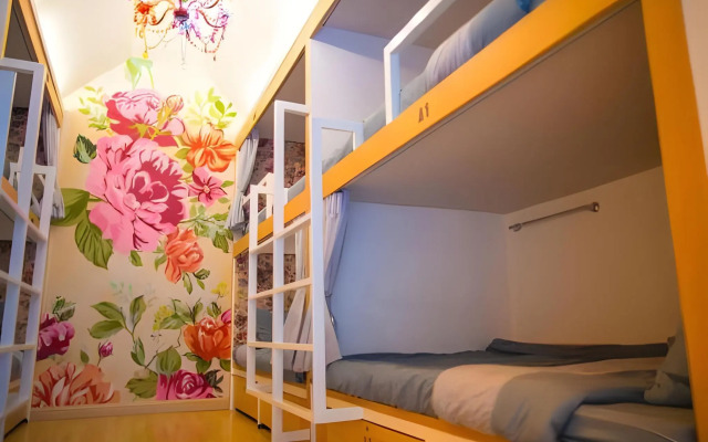 Stay With Hug Poshtel & Activities