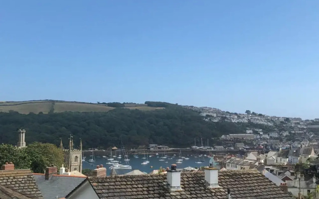 Spacious Detached House With Parking & Views