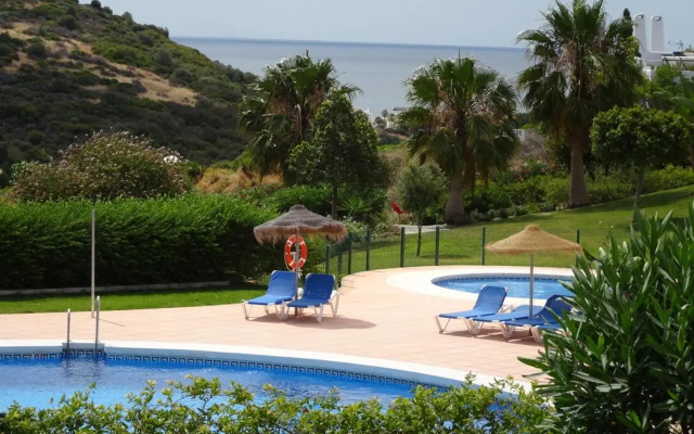CASARES appart 2 ch dans parc tropical avec vue sur mer, montagne et piscine