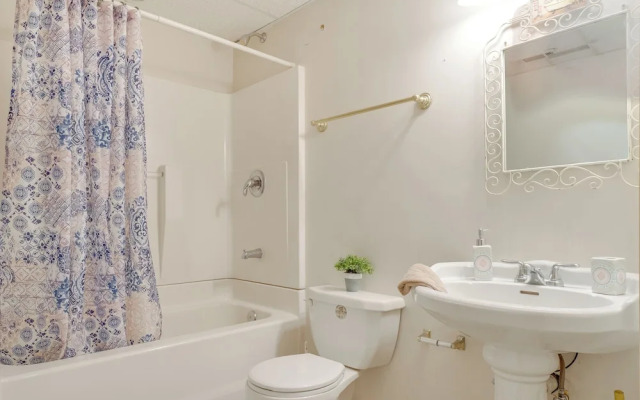 Private Hot Tub & Game Room: Cleveland Getaway