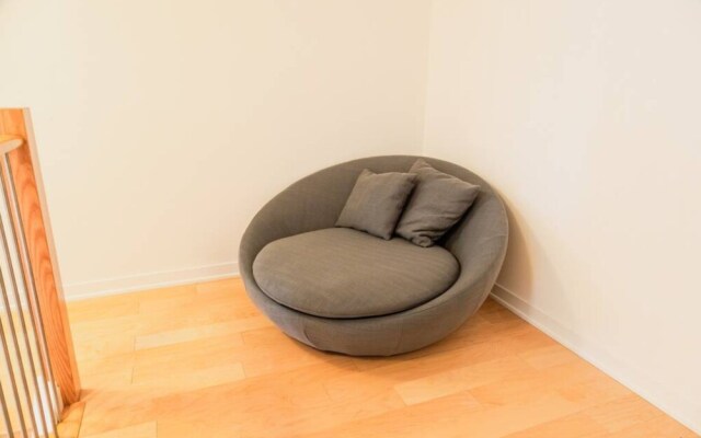 Spacious Family Condo In Swansea, Toronto