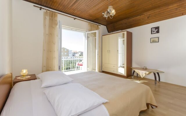 Apartment and Rooms Ema