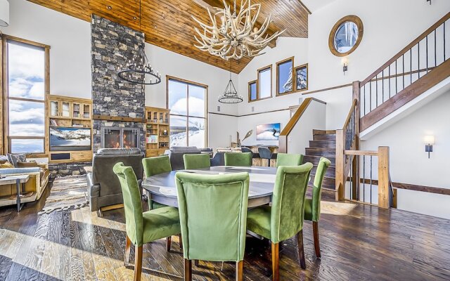Inuksuk Lodge 4800 sq ft of Excellence