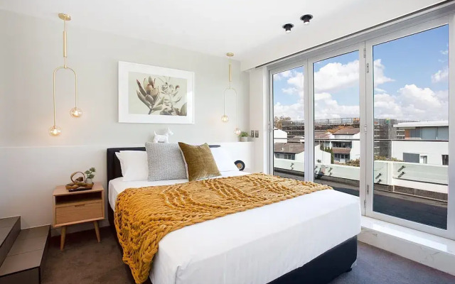 Perfect Located 2-bed With Spacious Balcony & BBQ