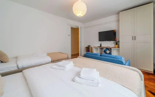 Family Friendly Apartment With Parking