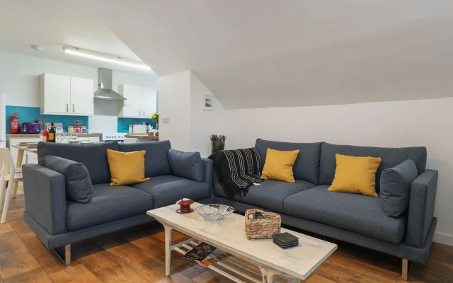 The Beach Apartment - Walk to Beach, Parking, Enclosed Garden