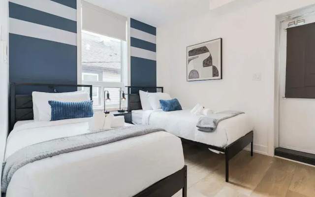 Elegant Suite—Near Kensington Market, Sleeps 8