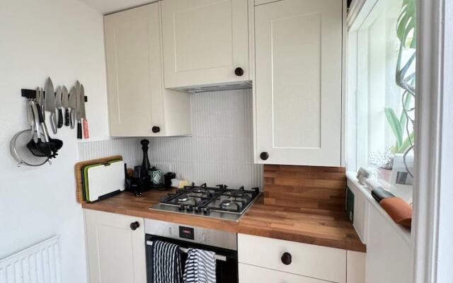 Homely Flat W/terrace, 3 Mins to Battersea Park