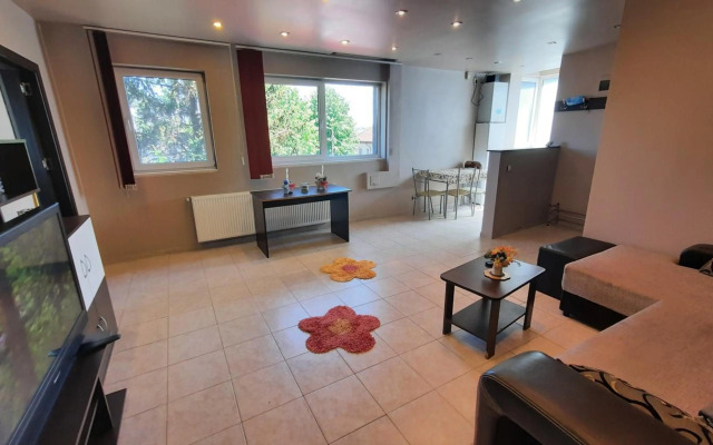 Spacious, modern condo in new villa - sleeps 6