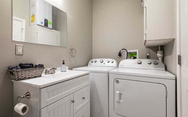 Historic CozySuites 4BR 2BA