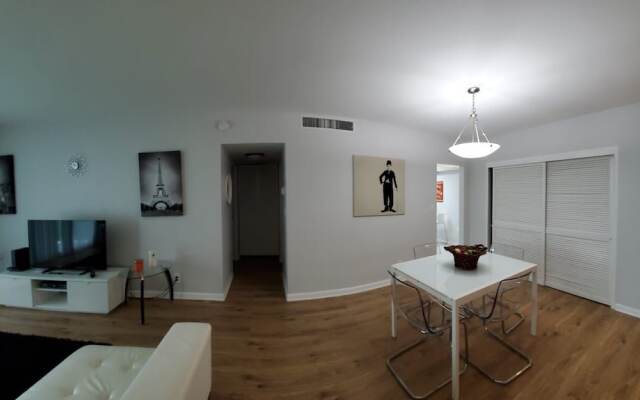 3801 Hollywood - 2Z - 1 Br Apts
