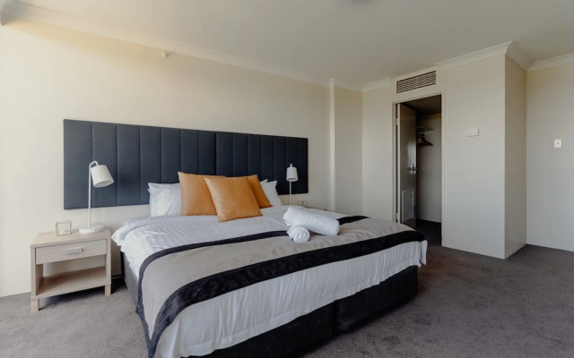 2-bed With Gym, Tennis Court & Stunning Lake Views – Guest Rooms – Canberra