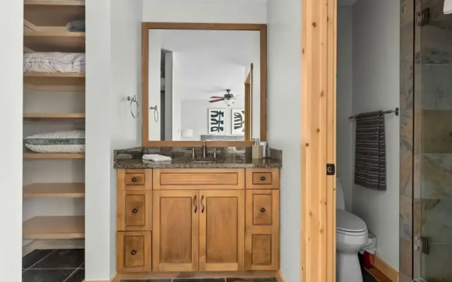 SPACIOUS 3,000 sq2 Luxury Home | PRIVATE Pool & Hot Tub | STEPS to Kinsmen Beach