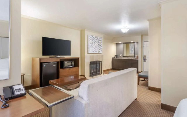 Best Western Plus Cottontree Inn