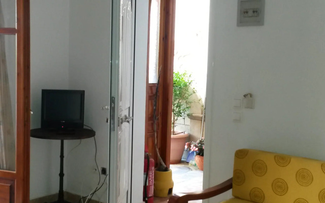 Green Hill Studios & Apartments