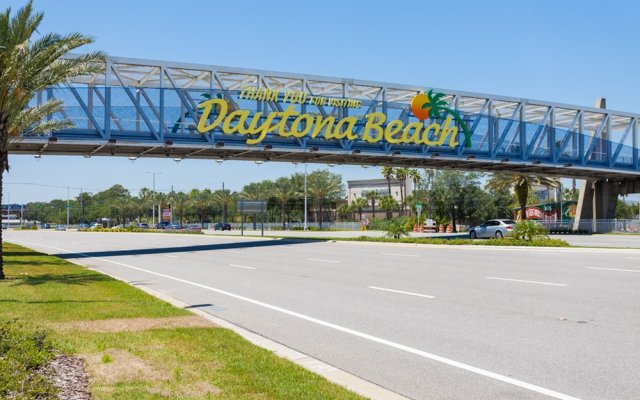 Daytona Beach Resort 902 by Vtrips