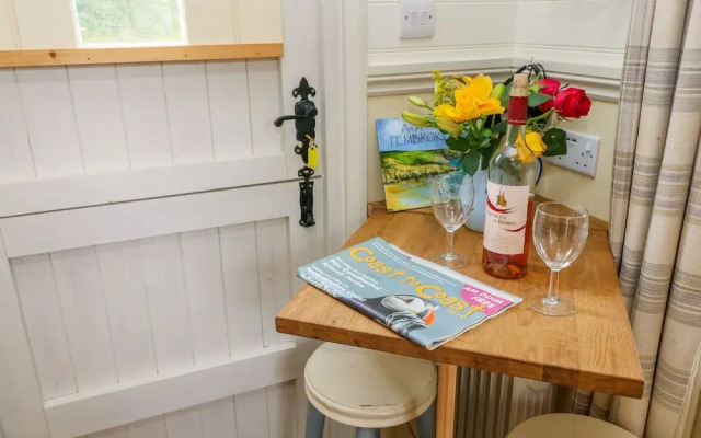 Shepherds Hut - The Hurdle