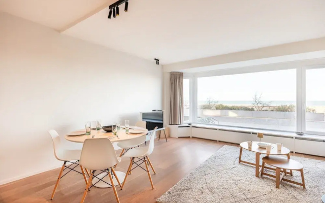 Apartment on Zeedijk With Stunning Sea Views