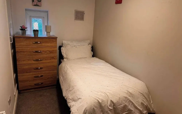 5 Bedroom Cosy Bloxwich Stay - Wifi & Free Parking