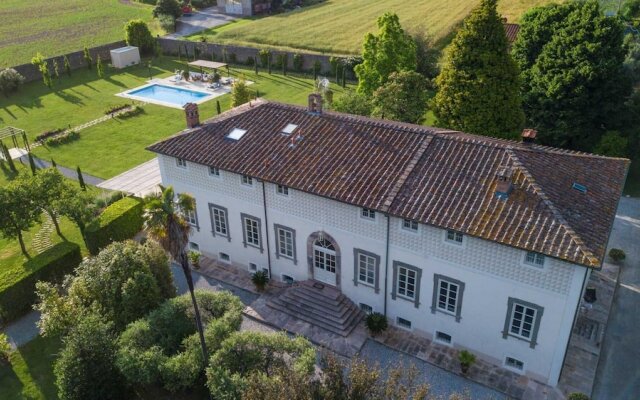 Villa Hugo in Lucca With 5 Bedrooms and 6 Bathrooms