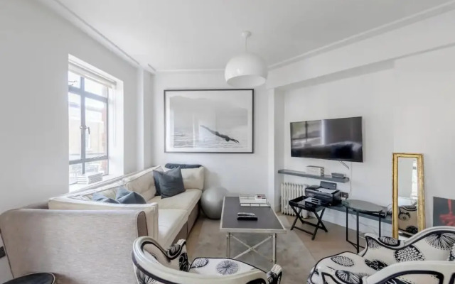 Sleek & Stylish 1BD Flat w/ Balcony - Kings Road