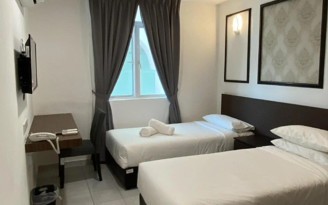Cafe & Capital O 90756 Cara Hulu Hotel