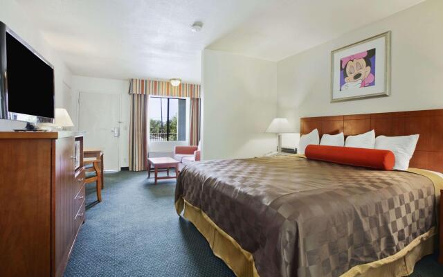 Travelodge Inn & Suites by Wyndham Anaheim on Disneyland Dr