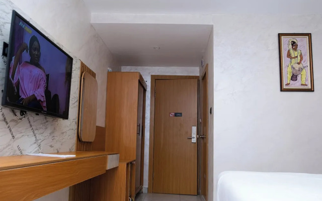 Formula 2 Hotel and Suites