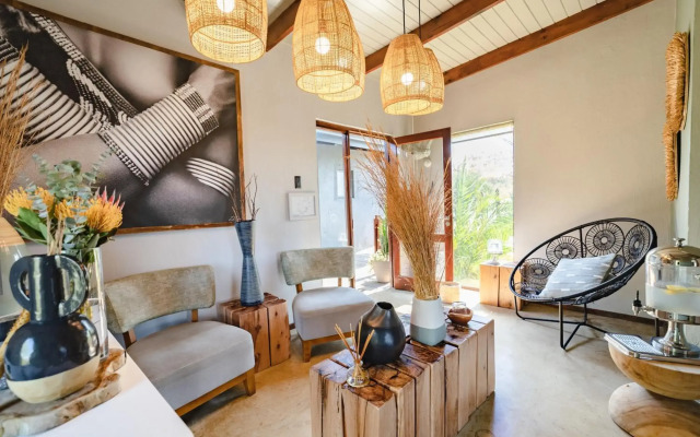 Rhino Ridge Safari Lodge