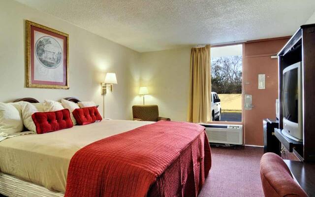 Econo Lodge Inn & Suites Macon