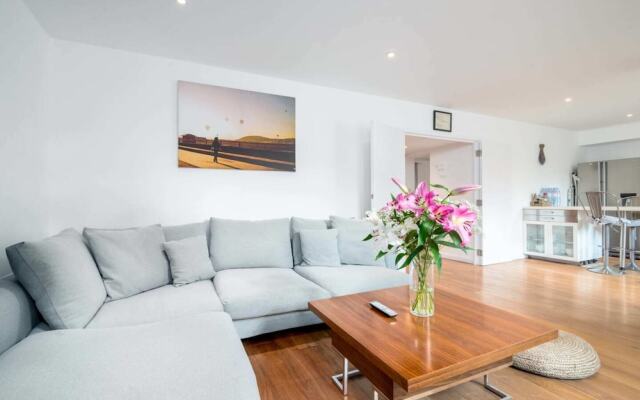 2BR Home in London W/terrace + Parking