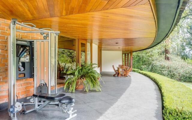 Lavish Villa with Pool I Jacuzzi, Gym & Tennis Court