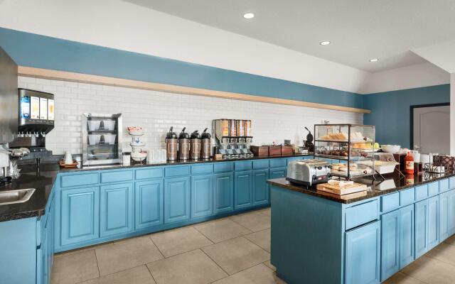 Country Inn & Suites by Radisson, Kansas City at Village West, KS