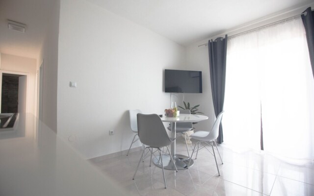 Lovely 2-bed Apartment With Views in Podstrana