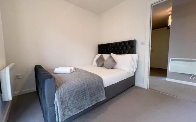 River Clyde View Apartment with Terrace & Parking