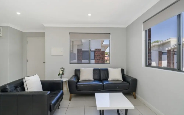 Sunny 2-bed in Quiet Location With Balcony