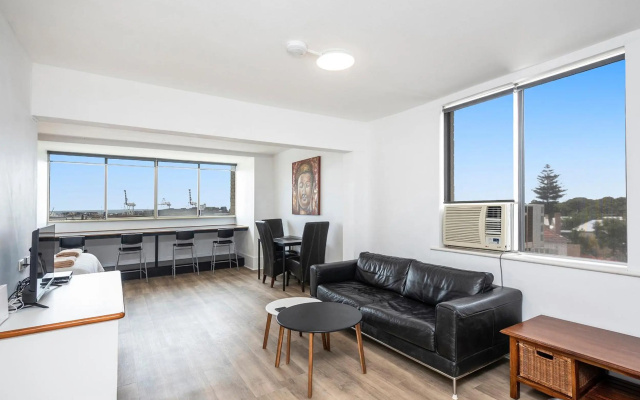 Apartment 201 - Fremantle studio apartment with ocean and harbour views – Guest Rooms – Perth