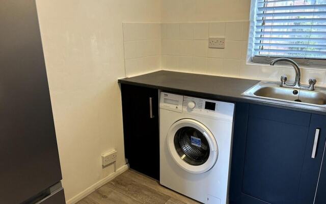 Essex 2 Bed Flat Near Station With Free Parking