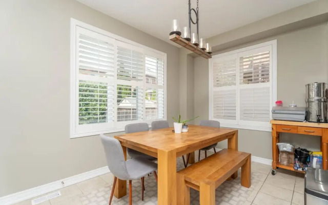 Stylish 4BR Oasis Peaceful Mississauga Location